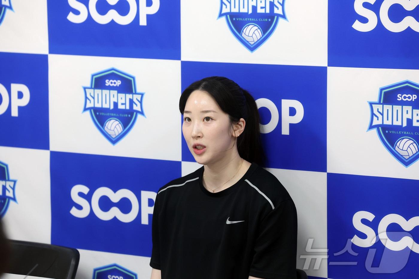 본문 이미지 - 프로배구 수퍼스 배구단 고예림 선수가 18일 전남광주 서구 SOOP 스타디움(염주체육관)에서 열린 오픈트레이닝에서 공동 인터뷰를 진행하고 있다. 2026.8.18 ⓒ 뉴스1 조수민 기자