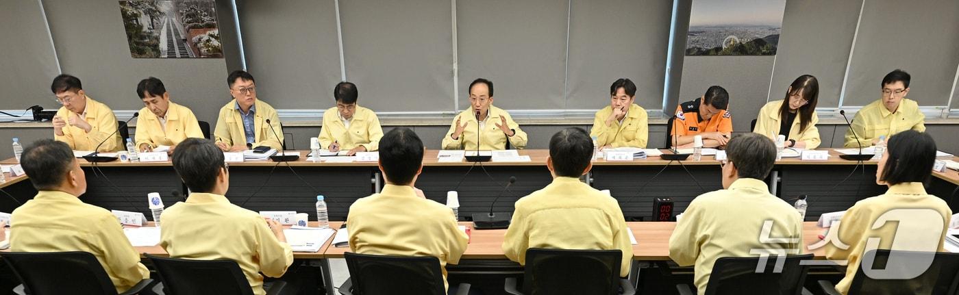 본문 이미지 - 추경호 대구시장이 18일 대구시 산격청사에서 간부회의를 주재하고 있다. (대구시 제공. 재판매 및 DB 금지) 2026.8.18/뉴스1