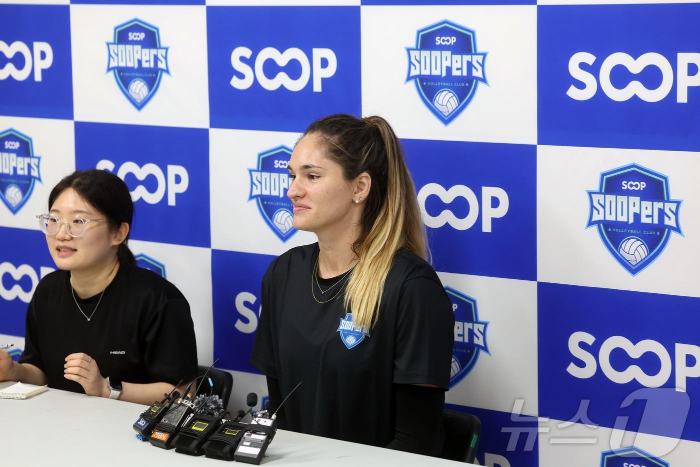 본문 이미지 - 프로배구 수퍼스 배구단 외국인 선수 피츠모리스가 18일 전남광주 서구 SOOP 스타디움(염주체육관)에서 열린 오픈트레이닝에서 공동 인터뷰를 진행하고 있다. 2026.8.18 ⓒ 뉴스1 조수민 기자