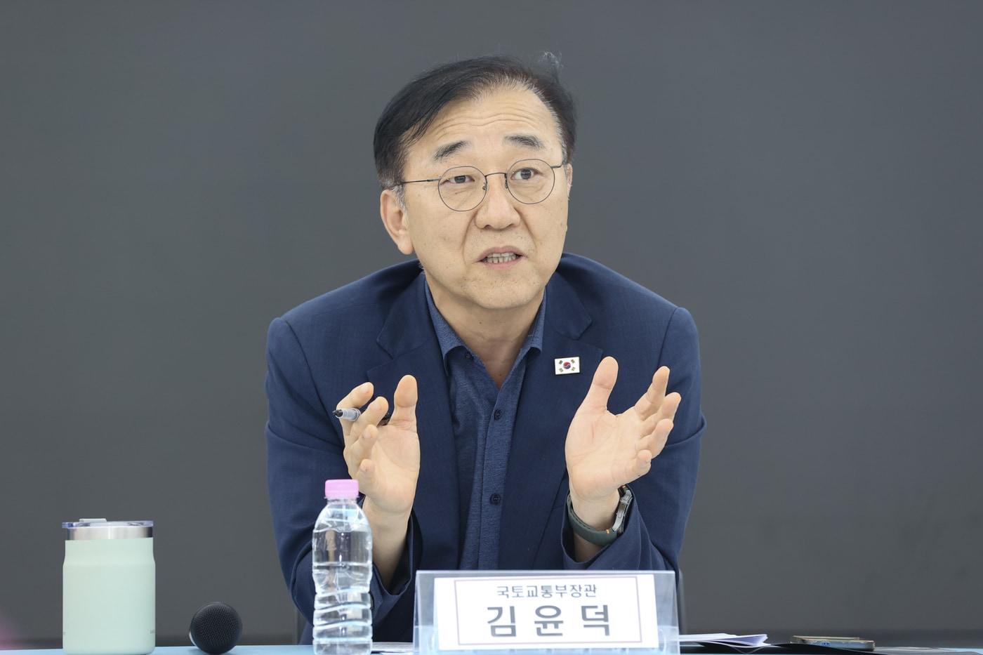 본문 이미지 - 김윤덕 국토부 장관이 18일 열린 수도권 주택 공급 관련 공공기관 및 주택건설 업계 간담회에서 발언하고 있다.(국토부 제공) / ⓒ 뉴스1 