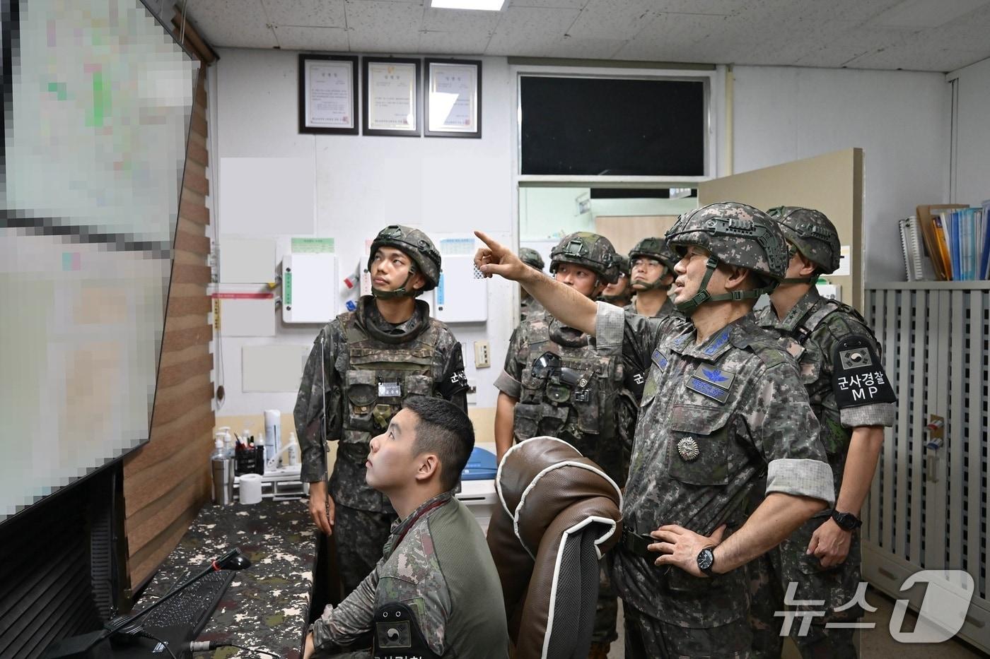 본문 이미지 - 진영승 합동참모본부(합참) 의장은 18일 육군 제7보병사단 GP(감시초소)와 GOP(일반전초) 부대를 방문해 접적지역 경계작전태세를 점검하고 비무장지대(DMZ) 작전 상황을 확인했다. 2026.8.18./ⓒ 뉴스1(합동참모본부)