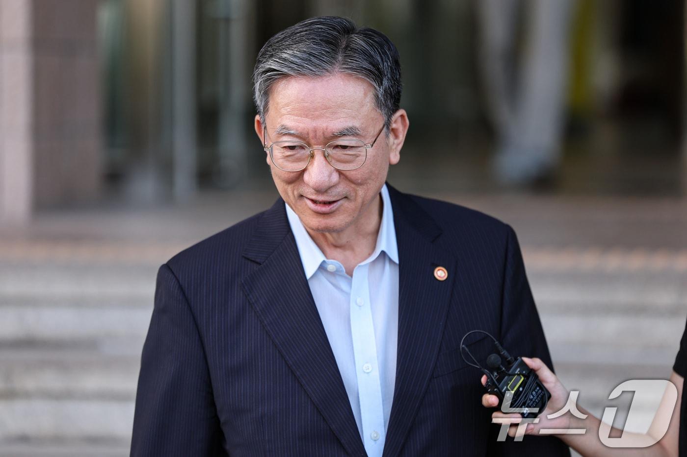 본문 이미지 - 정성호 법무부 장관이 18일 정부과천청사 법무부를 나서며 취재진 질문에 답하고 있다. 정 장관은 이날 검찰 개혁관련 입법 마무리와 건강상 이유로 사직서를 제출한 것으로 알려졌다. 2026.8.18 ⓒ 뉴스1 김도우 기자