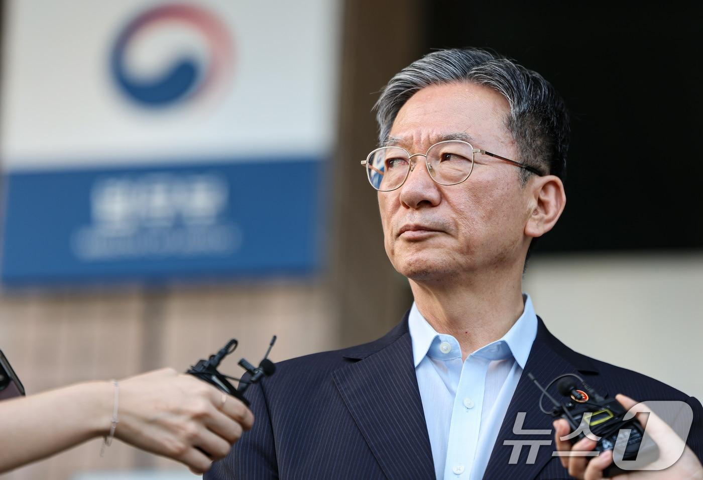 본문 이미지 - 정성호 법무부 장관이 18일 정부과천청사 법무부를 나서며 취재진 질문에 답하고 있다. 정 장관은 이날 검찰 개혁관련 입법 마무리와 건강상 이유로 사직서를 제출한 것으로 알려졌다. 2026.8.18 ⓒ 뉴스1 김도우 기자