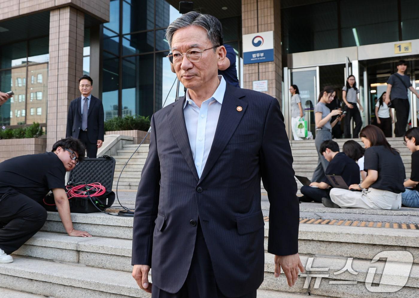 본문 이미지 - 정성호 법무부 장관이 18일 정부과천청사 법무부를 나서고 있다. 정 장관은 이날 검찰 개혁관련 입법 마무리와 건강상 이유로 사직서를 제출한 것으로 알려졌다. 2026.8.18 ⓒ 뉴스1 김도우 기자