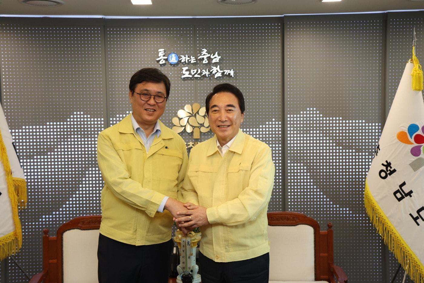 본문 이미지 - 박수현 충남지사(오른쪽)와 최휘영 문화체육관광부 장관 (도 제공. 재판매 및 DB금지)/뉴스1