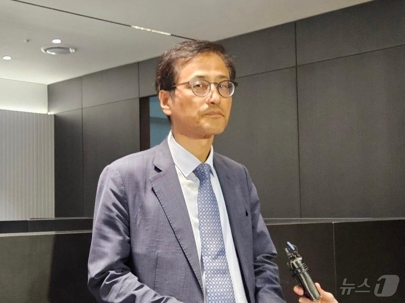 본문 이미지 - 선거관리위원회 특별검사로 지명된 이태한 국민권익위원회 비상임위원이 18일 오후 서울 서초구 법무법인 동인에서 취재진 질문에 답하고 있다.2026.8.18 ⓒ 뉴스1 문혜원 기자