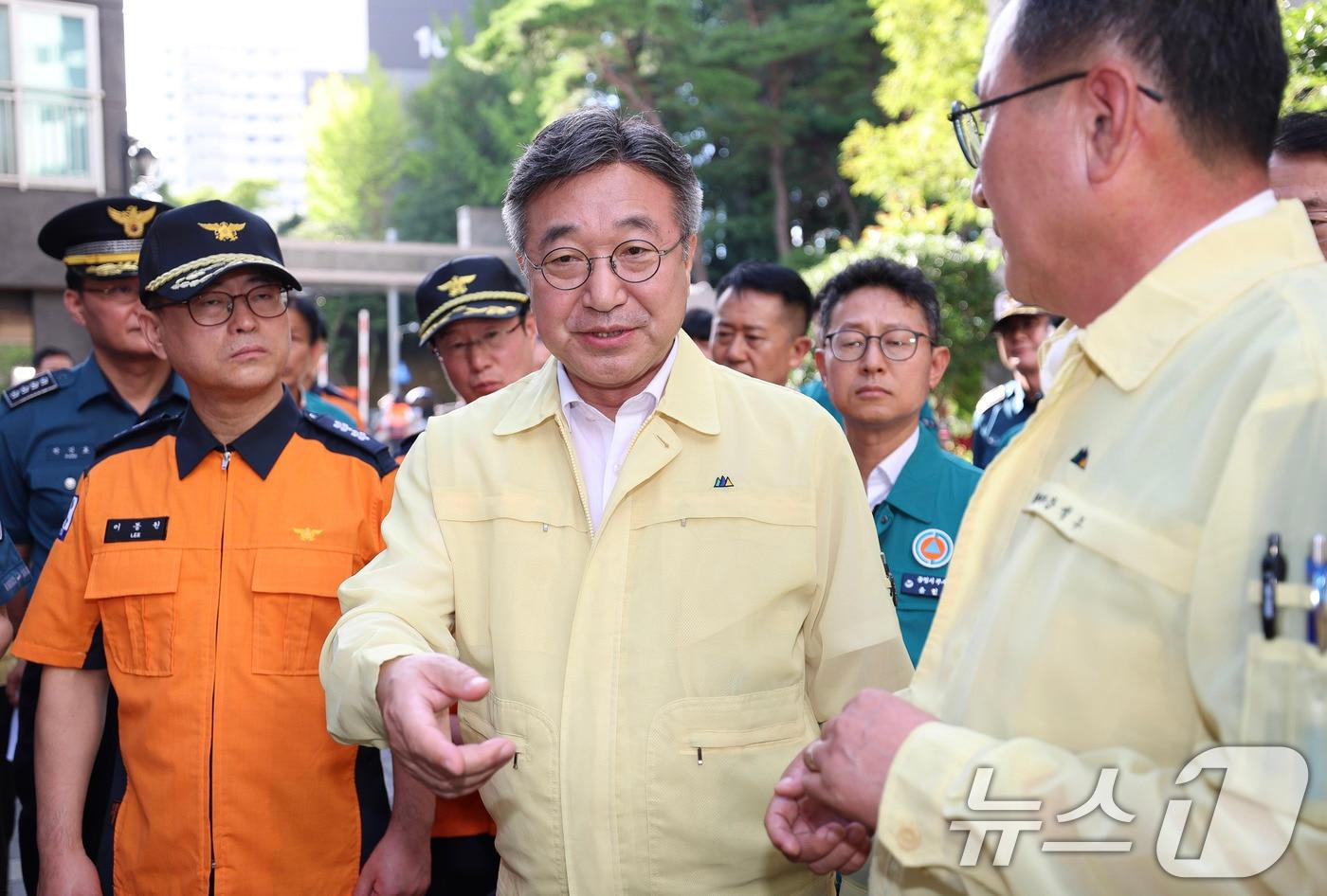 본문 이미지 - 윤호중 행정안전부 장관이 18일 오후 경남 통영시 미수동 호우피해 아파트 지하주차장을 찾아 침수피해 및 복구 상황을 점검하고 있다. (행정안전부 제공, 재판매 및 DB금지) 2026.8.18 ⓒ 뉴스1