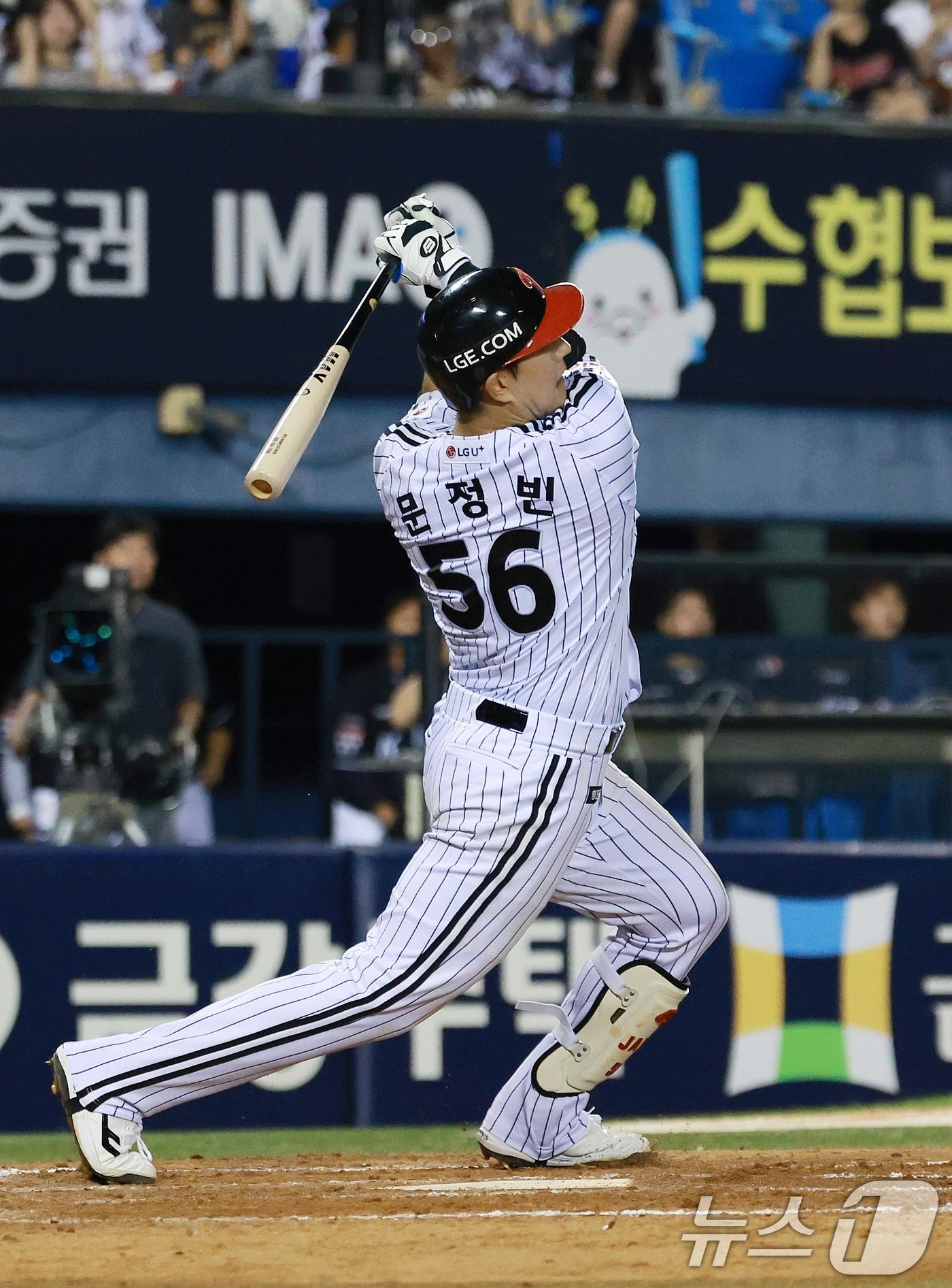 본문 이미지 - 18일 서울 송파구 잠실야구장에서 열린 프로야구 '2026 신한 SOL KBO리그' KT 위즈와 LG 트윈스의 경기, 5회말 1사 만루 상황에서 LG 문정빈이 만루 홈런을 치고 있다. 2026.8.18 ⓒ 뉴스1 이호윤 기자