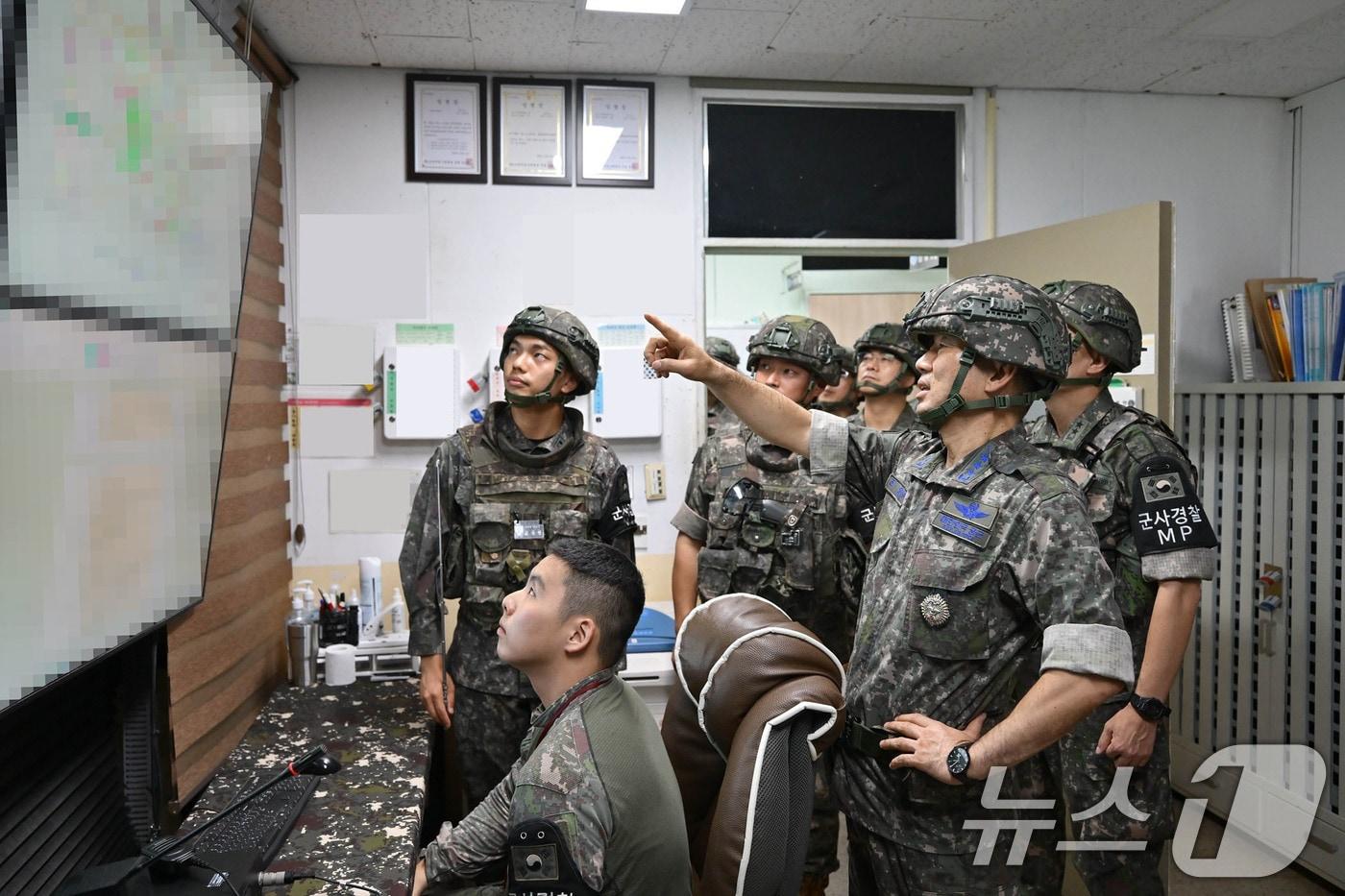 본문 이미지 - 진영승 합참의장이 지난 8월 18일 강원도 화천군 7사단 전방 GP·GOP 부대를 방문해 경계작전태세를 확인하고 있다. (합동참모본부 제공, 재판매 및 DB금지) 2026.8.18 ⓒ 뉴스1