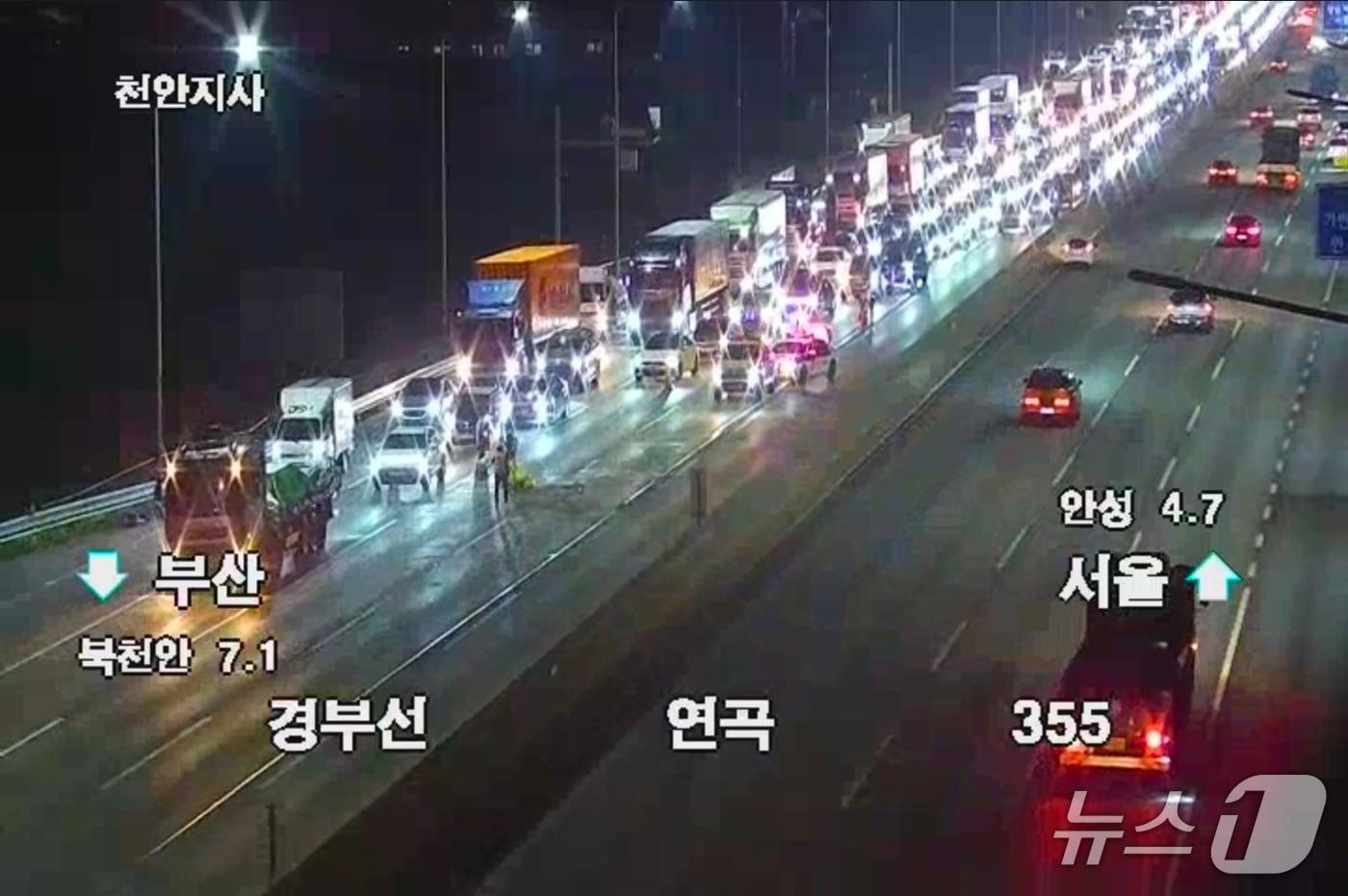 본문 이미지 - 연곡 쉼터 인근 교통사고(한국도로공사 CCTV 화면. 재판매 및 DB금지)