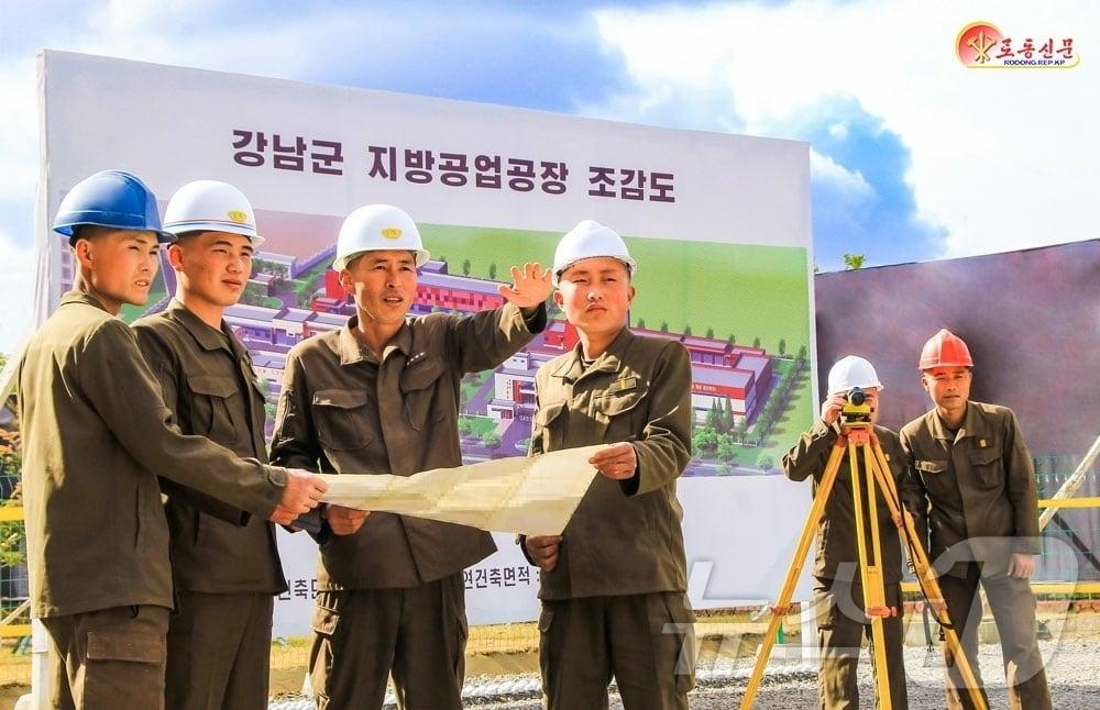 본문 이미지 - (평양 노동신문=뉴스1) = 북한 노동당 기관지 노동신문은 19일 "올해 계획된 20개 시, 군 지방공업공장, 병원, 종합봉사소 건설에 참가한 인민군 군인들이 맡은 대상 공사에서 날에 날마다 새 기준, 새 기록을 끊임없이 창조해가고 있다"라고 보도했다. [국내에서만 사용가능. 재배포 금지. DB 금지. For Use Only in the Republic of Korea. Redistribution Prohibited] rodongphoto@news1.kr