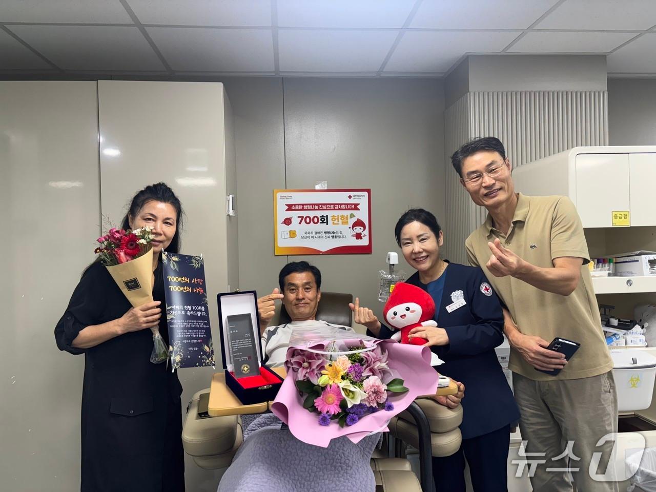 본문 이미지 - 19일 대한적십자사 서울중앙혈액원에 따르면 홍준호 씨(65)는 광복절이었던 지난 15일 헌혈의집 구로디지털단지지역센터에서 700번째 헌혈을 진행했다.(대한적십자사 서울중앙혈액원)