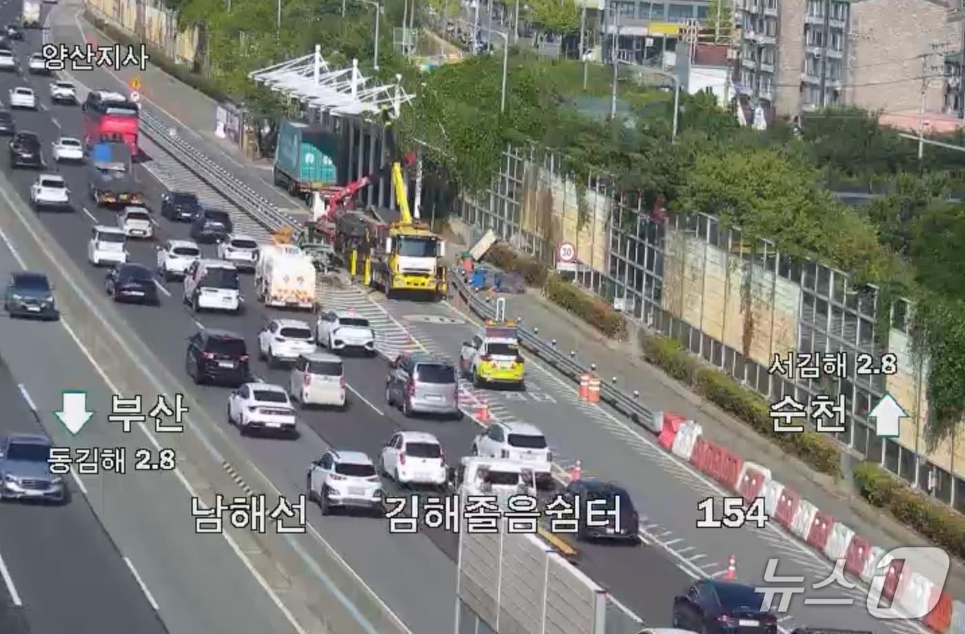 본문 이미지 - 19일 오전 5시 51분쯤 김해시 전하동 남해고속도로 순천 방향 김해졸음쉼터에서 화물차 전도 사고가 발생했다. 사진은 사고 현장 모습.(도로공사 로드플러스 CCTV 갈무리.)
