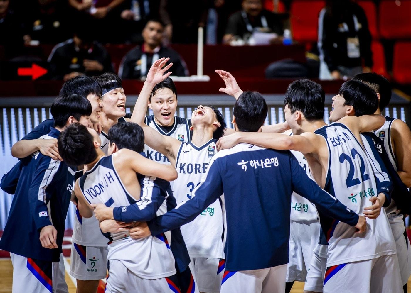 본문 이미지 - 한국 18세 이하 남자 농구대표팀이 일본을 꺾고 2026 FIBA U18 아시아컵 8강에 직행했다. (FIBA 제공)