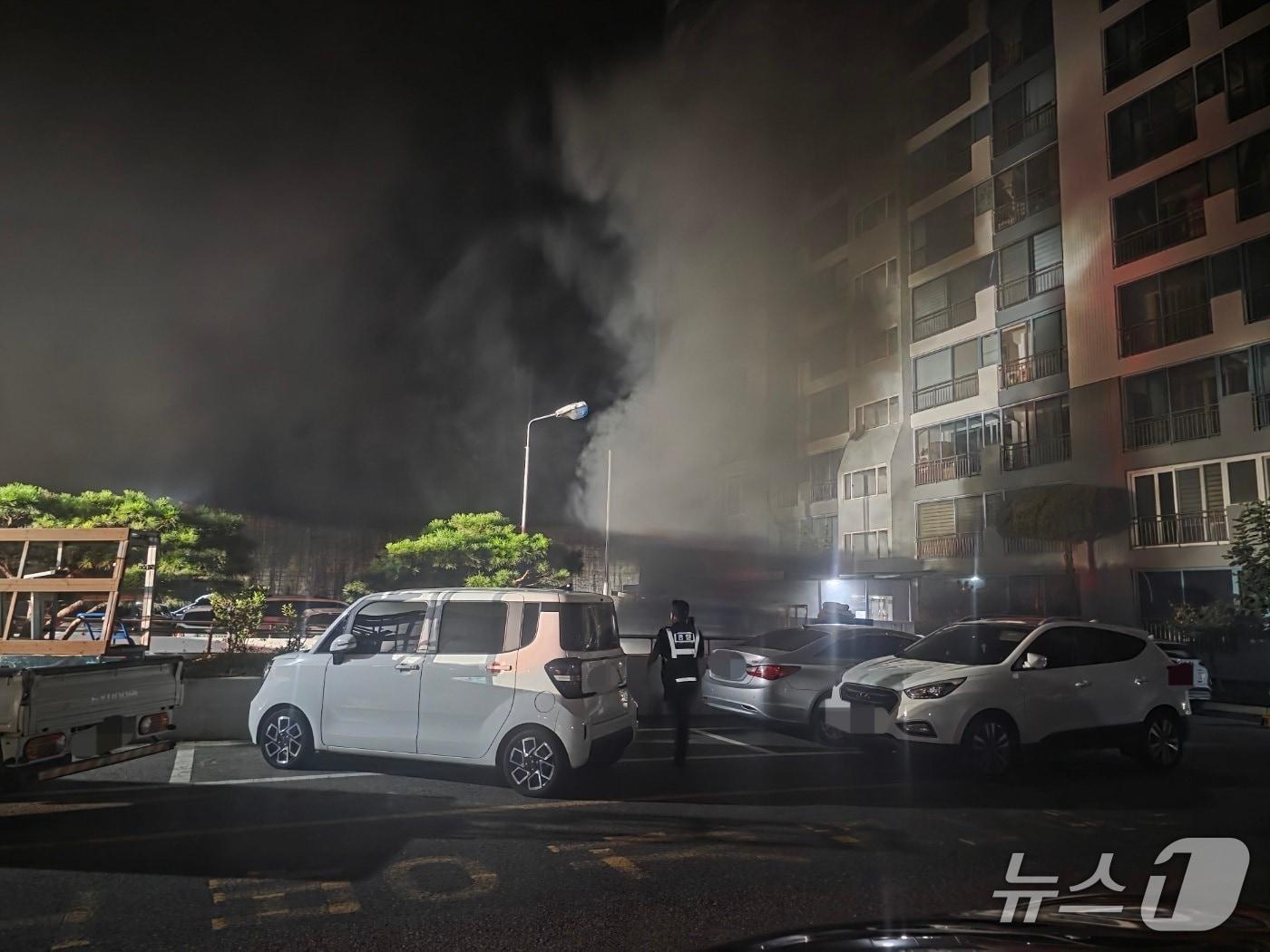 본문 이미지 - 19일 오전 4시 23분쯤 경북 김천시 부곡동의 한 아파트 지하 주차장에서 원인 모를 불이 나 연기가 치솟고 있다.(경북소방본부 제공. 재판매 및 DB 금지)2026.8.19/뉴스1