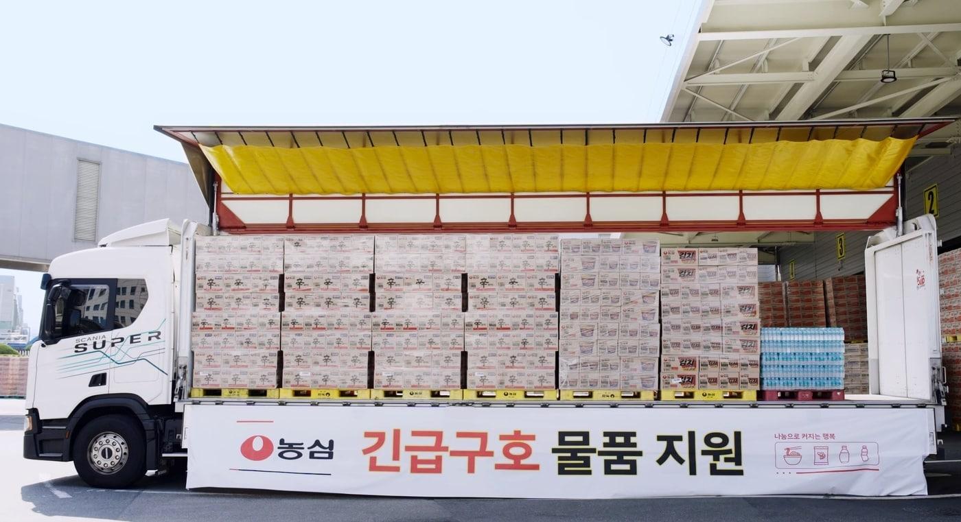 본문 이미지 - 농심이 이머전시 푸드팩 사업으로 재난지역에 구호품을 지원하고 있는 모습.(농심 제공)