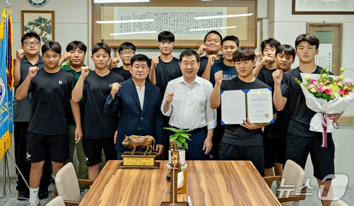 본문 이미지 - 이재영 증평군수, 증평중·증평공고 씨름 선수 초청 격려.(증평군 제공. 재판매 및 DB금지)/뉴스1