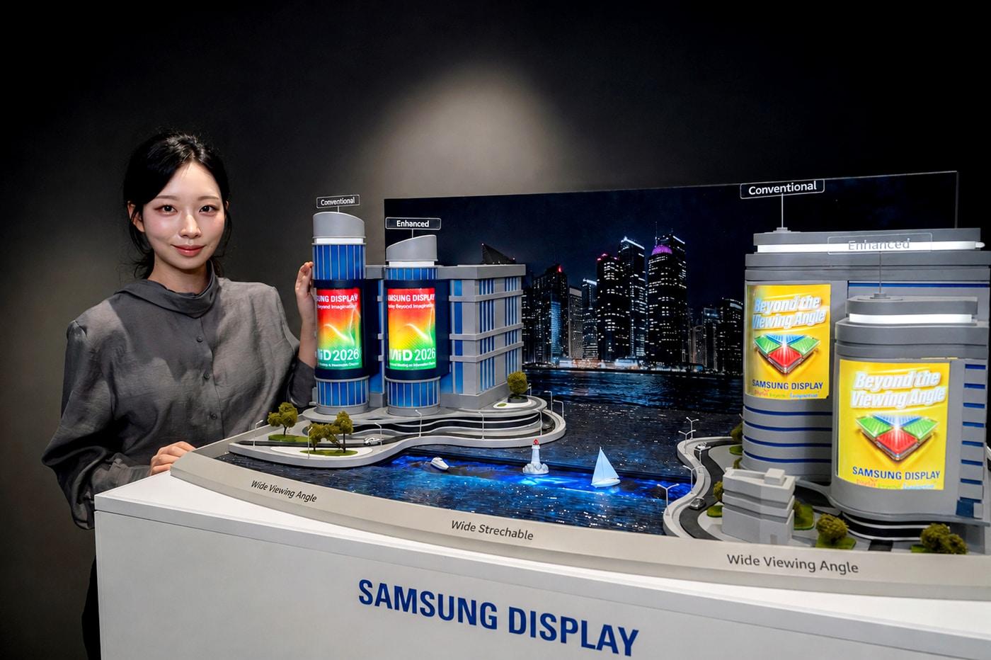 본문 이미지 - 삼성디스플레이가 'IMID 2026'에서 최초 공개한 '와이드뷰 디스플레이'와 '와이드 스트레처블'. (삼성디스플레이 제공)