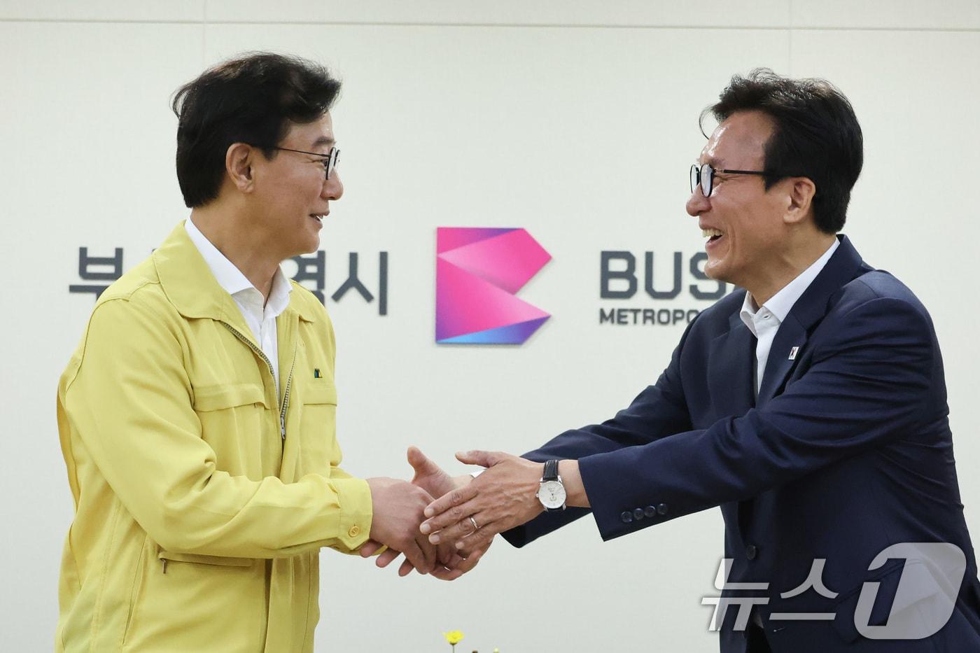 본문 이미지 - 김민석 더불어민주당 대표가 19일 부산광역시 연제구 부산시청에서 전재수 부산시장과 면담하며 인사하고 있다. 2026.8.19 ⓒ 뉴스1 신웅수 기자