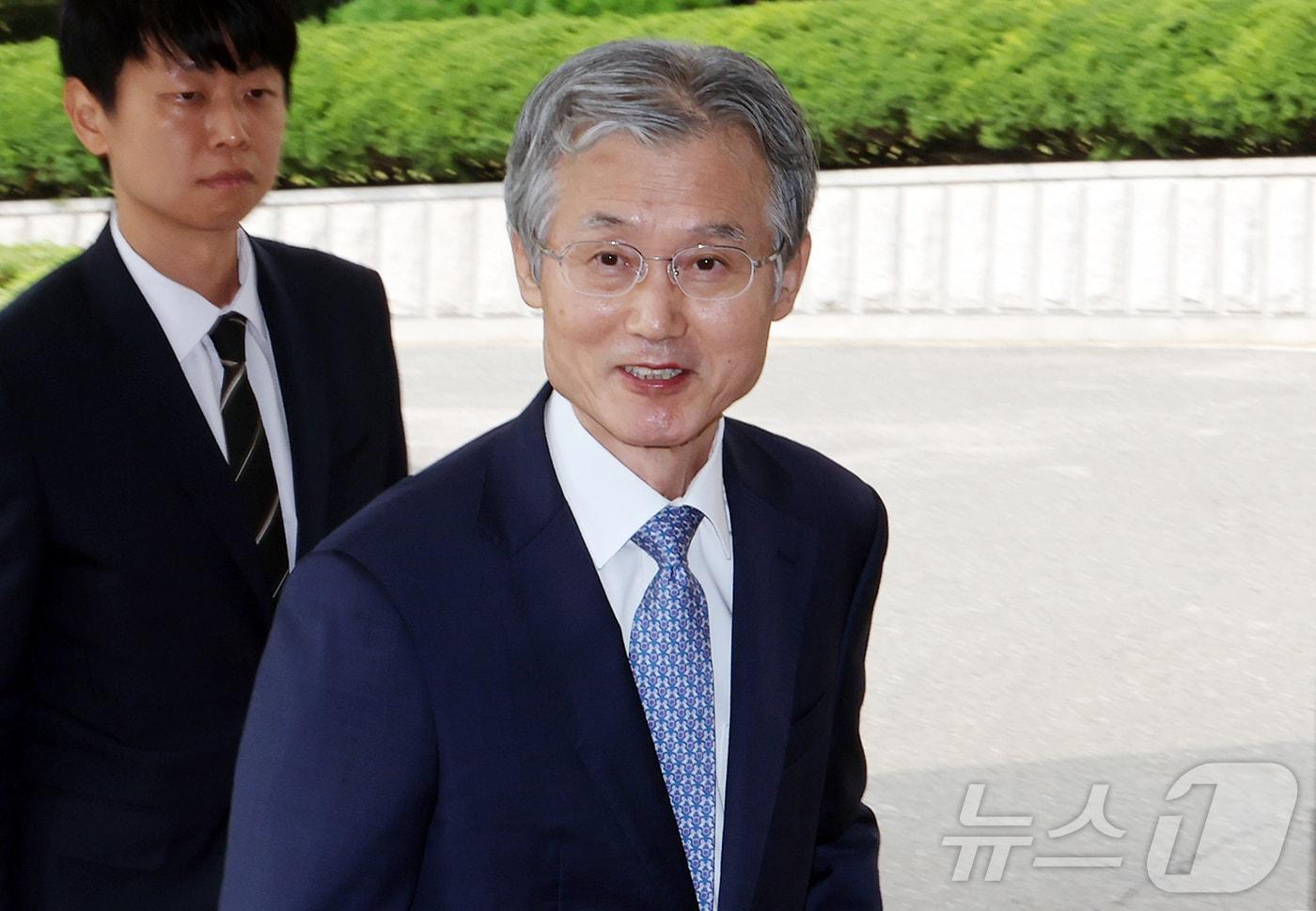 본문 이미지 - 조희대 대법원장이 19일 오전 서울 서초구 대법원으로 출근하고 있다. 앞서 조 대법원장은 지난 18일 노태악 전 대법관과 이흥구 대법관 후임으로 손봉기(60·22기) 대구지방법원 부장판사와 김성수(57·24기) 서울고등법원 부장판사를 이재명 대통령에게 임명 제청했다. 2026.8.19 ⓒ 뉴스1 김진환 기자