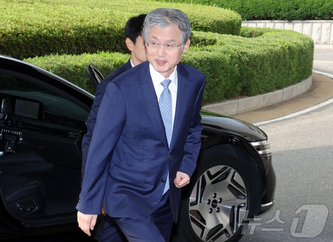 본문 이미지 - 조희대 대법원장이 19일 오전 서울 서초구 대법원으로 출근하고 있다. 앞서 조 대법원장은 지난 18일 노태악 전 대법관과 이흥구 대법관 후임으로 손봉기(60·22기) 대구지방법원 부장판사와 김성수(57·24기) 서울고등법원 부장판사를 이재명 대통령에게 임명 제청했다. 통상 대법원장이 조율을 거친 뒤 대통령을 찾아가 '대면 제청'하는 관례를 깨고, 조 대법원장이 조율 없이 청와대에 제청 후보를 사실상 '서면 통보' 한 것으로 파악돼 상당한 파장이 불가피할 전망이다. 2026.8.19 ⓒ 뉴스1 김진환 기자