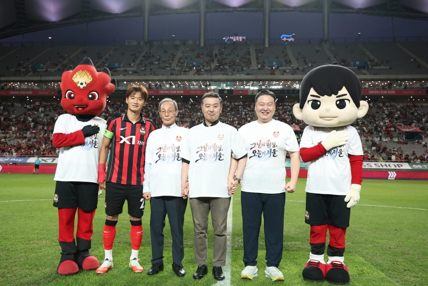 본문 이미지 - 왼쪽 마스코트 옆부터 FC서울 주장 김진수 선수, 광복절을 맞아 시축자로 나선 이기대 민족대표33인기념사업회 회장, 이호승 오산고등학교 교장, 최준호 형지엘리트 대표이사<strong> </strong>(형지엘리트 제공)