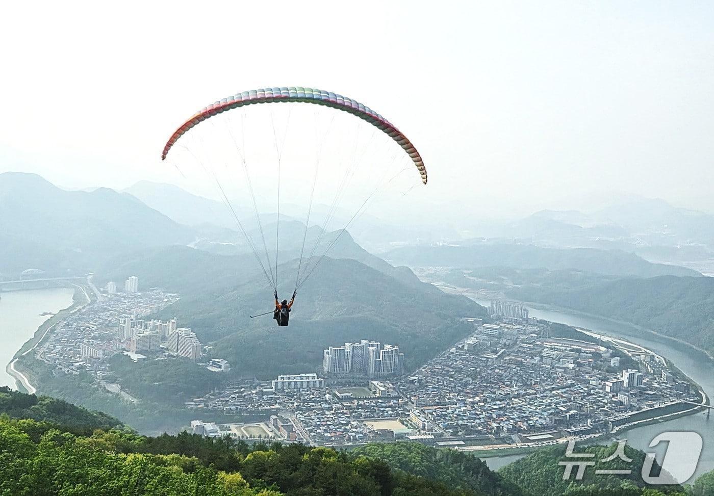 본문 이미지 - 지질 명소인 단양 두산 활공장.2026.8.19/뉴스1 손도언 기자