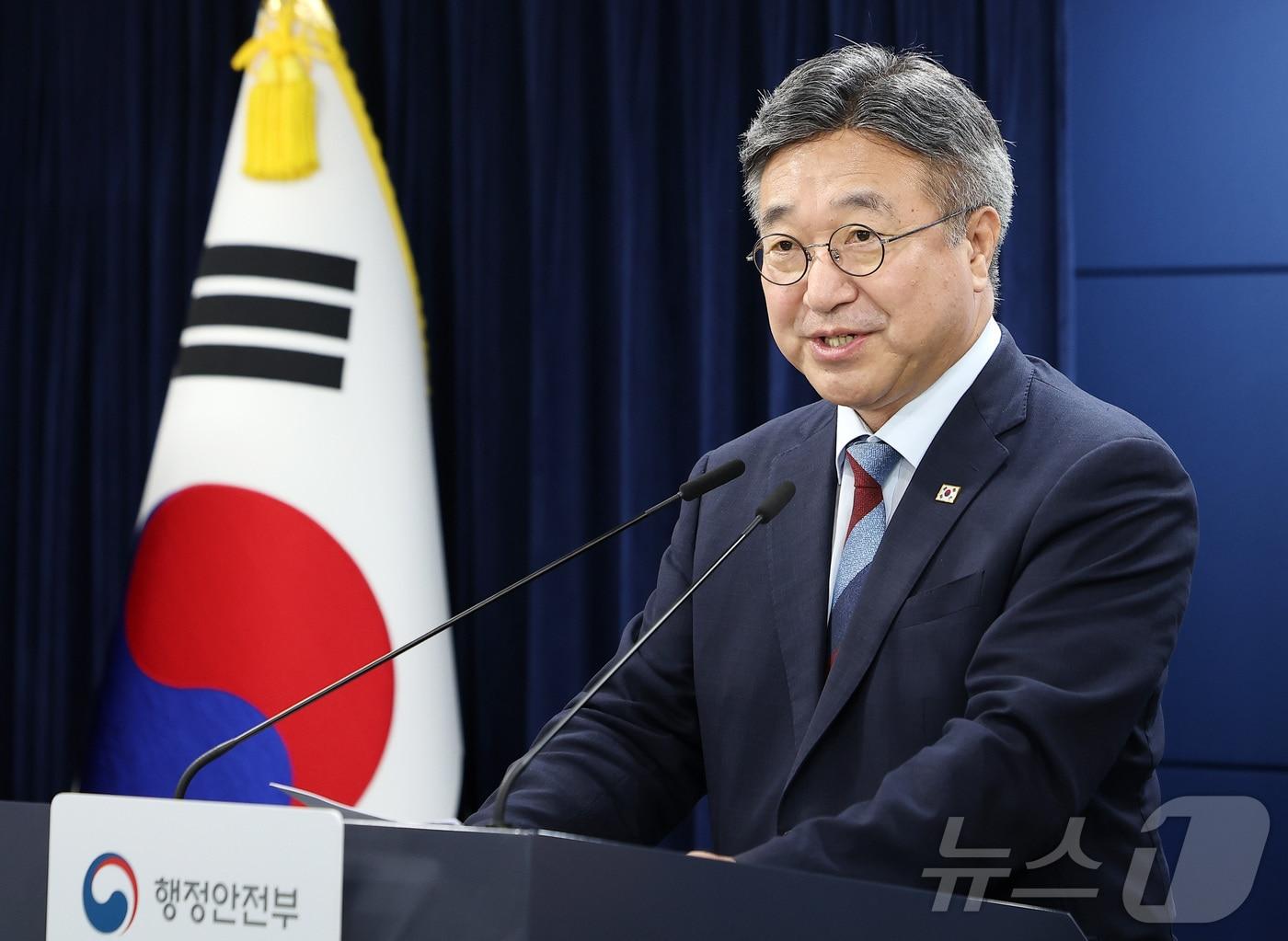 본문 이미지 - 윤호중 행정안전부 장관이 19일 서울 종로구 정부서울청사에서 초대 중수청장 국민 추천 관련 브리핑을 하고 있다. 2026.8.19 ⓒ 뉴스1 김성진 기자