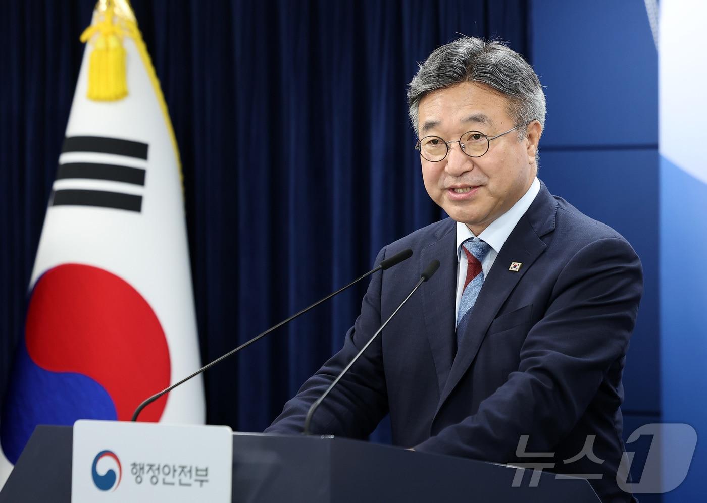 본문 이미지 - 윤호중 행정안전부 장관이 19일 서울 종로구 정부서울청사에서 초대 중수청장 국민 추천 관련 브리핑을 하고 있다. 2026.8.19 ⓒ 뉴스1 김성진 기자