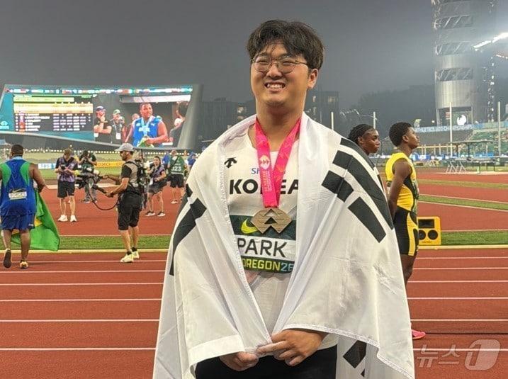본문 이미지 - 경북교육청은 19일 경북 학교체육 출신 박시훈 선수가 2026 U20 세계육상선수권대회 남자 포환던지기에서 준우승했다. /뉴스1