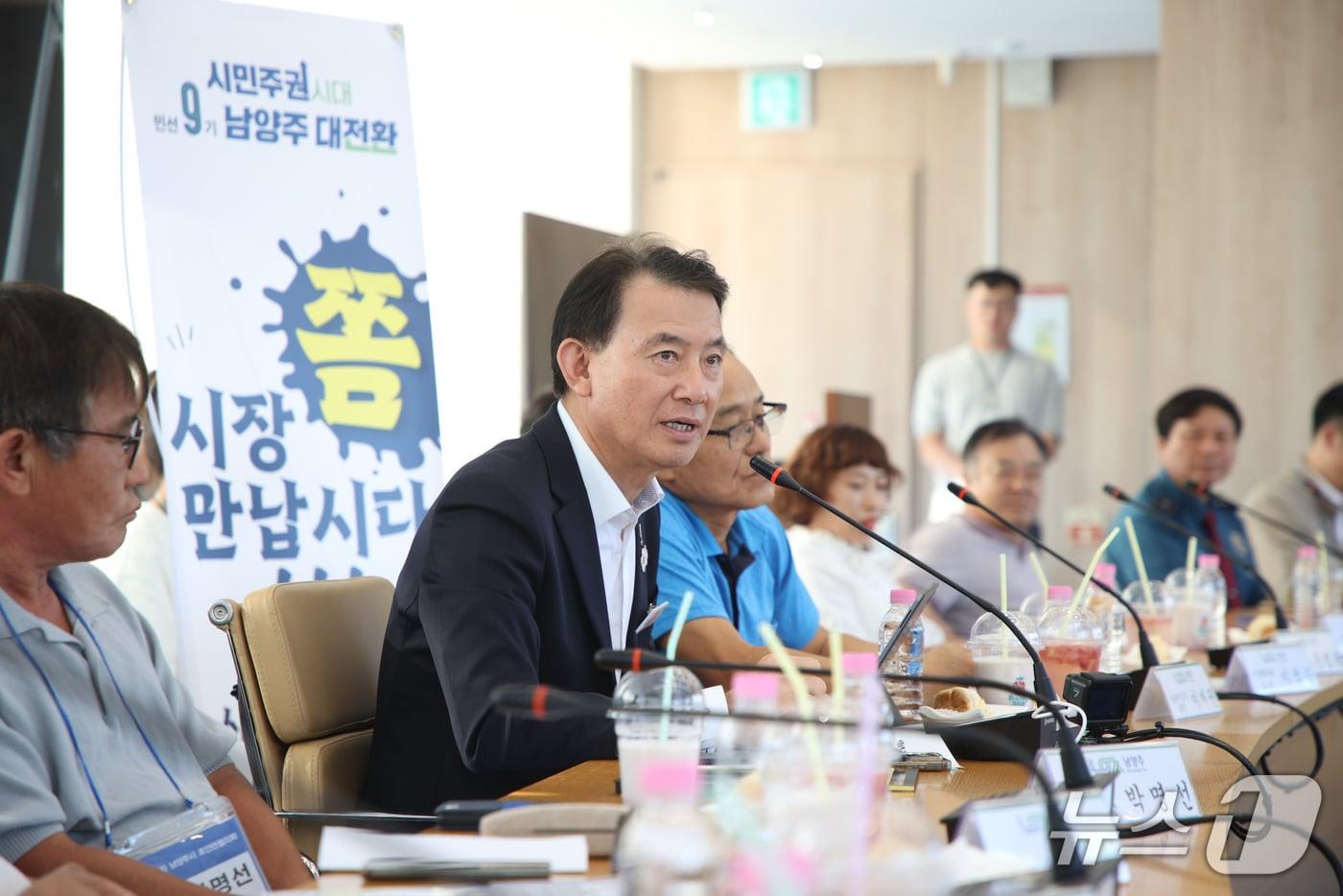 본문 이미지 - 최현덕 경기 남양주시장이 현장시장실을 통해 주민들과 만나 소통하는 모습. (남양주시 제공. 재판매 및 DB 금지) 2026.8.18  /뉴스1