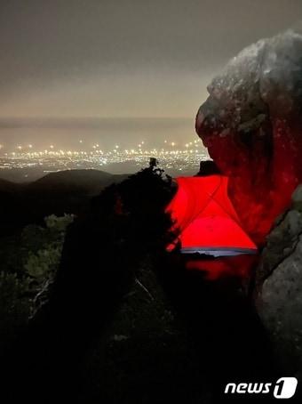 본문 이미지 - 한라산 해발 1900m 고지에 텐트를 설치해 야영중인 모습.(한라산국립공원관리소 제공. 재판매 및 DB 금지)/뉴스1
