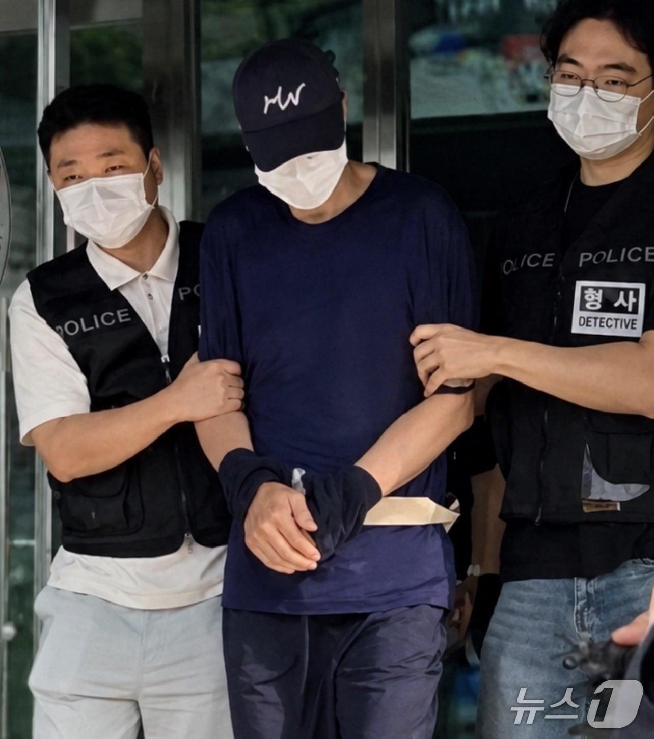 본문 이미지 - 자신을 스토킹 혐의로 고소한 옛 연인을 살해한 이른바 '성남 보복살인' 사건 피의자 50대 남성이 19일 수원지검 성남지청에 구속 송치되고 있다. (독자 제공. 재판매 및 DB 금지) 2026.8.19/뉴스1