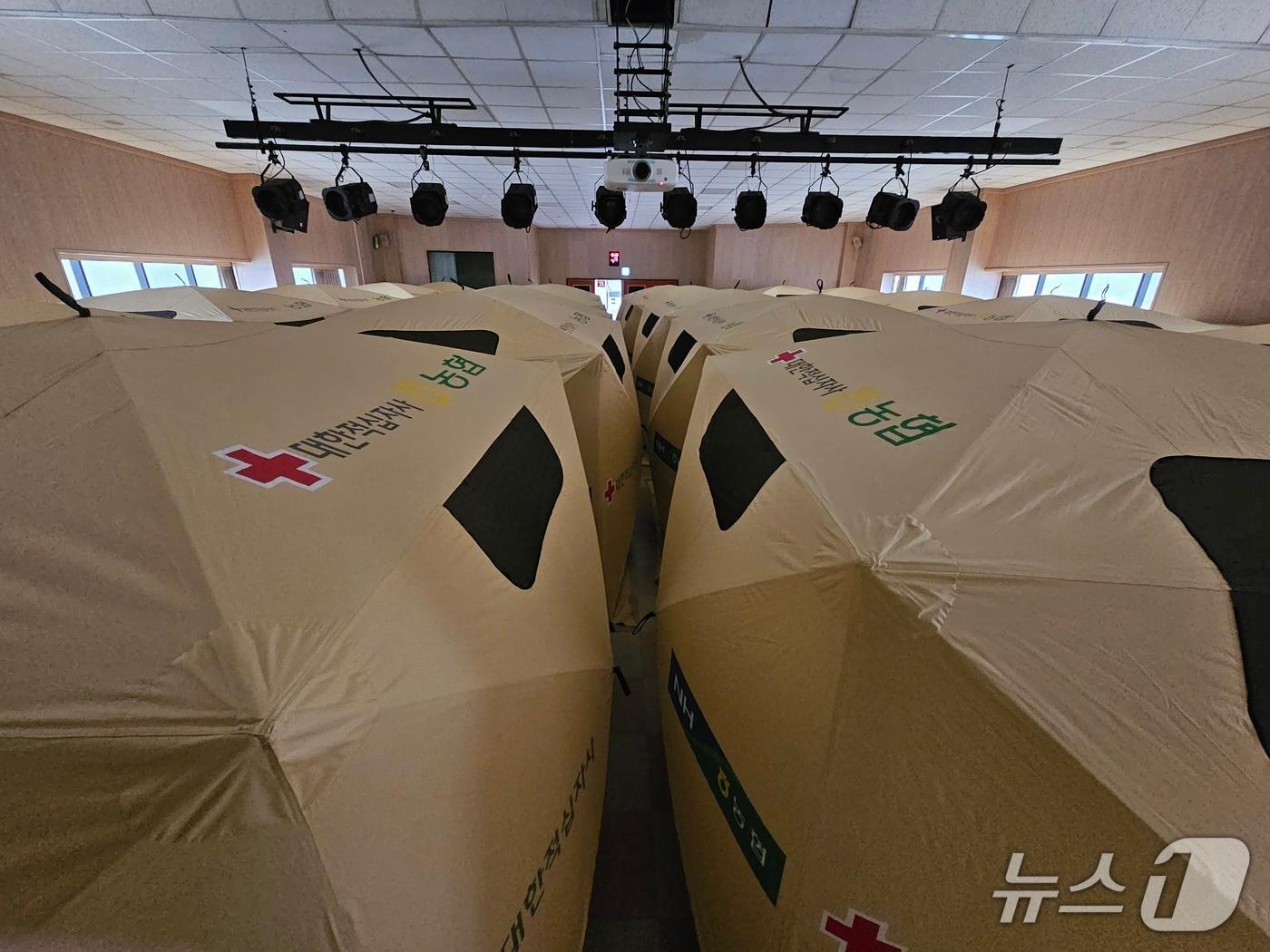 본문 이미지 - 거제 옥포 종합사회복지관에 마련된 산사태 피해 아파트와 인근 아파트 주민 대피소 모습 2026.8.18/뉴스1 한송학기자