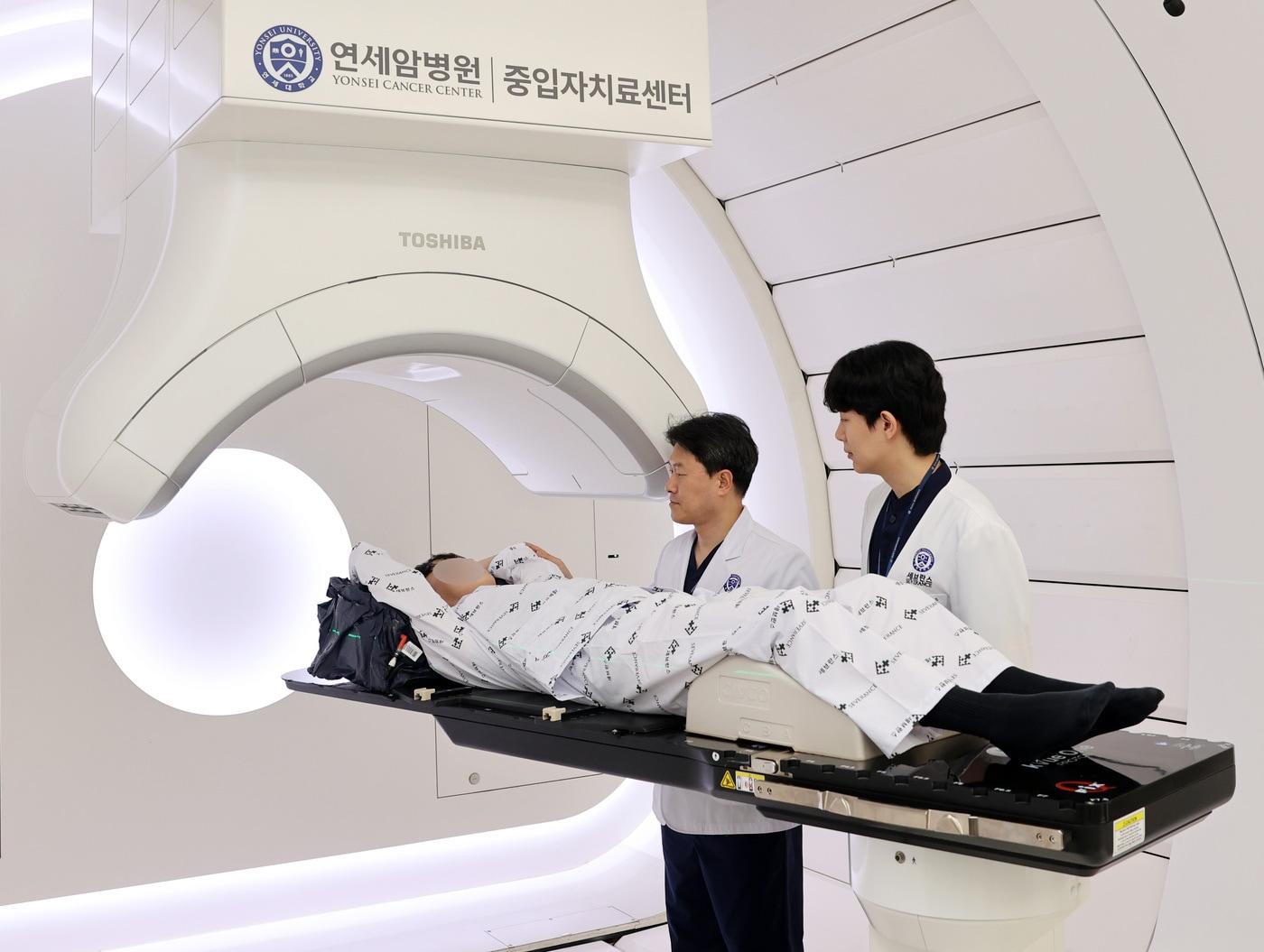 본문 이미지 - 금웅섭 연세암병원 중입자치료센터장(왼쪽) 등 의료진이 중입자치료를 준비하고 있다.(연세암병원 제공)