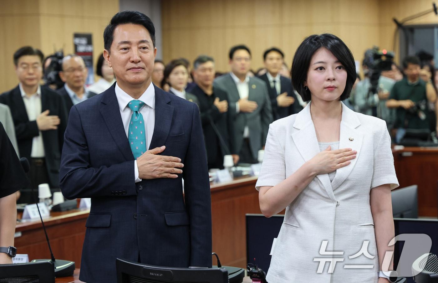 본문 이미지 - 배현진 국민의힘 서울시당위원장(오른쪽), 오세훈 서울시장, 김재섭 국민의힘 의원 등이 19일 서울 여의도 국회에서 열린 '8.13 부동산 대책 무엇이 문제인가' 토론회에 참석해 국민의례를 하고 있다. ⓒ 뉴스1 김도우 기자