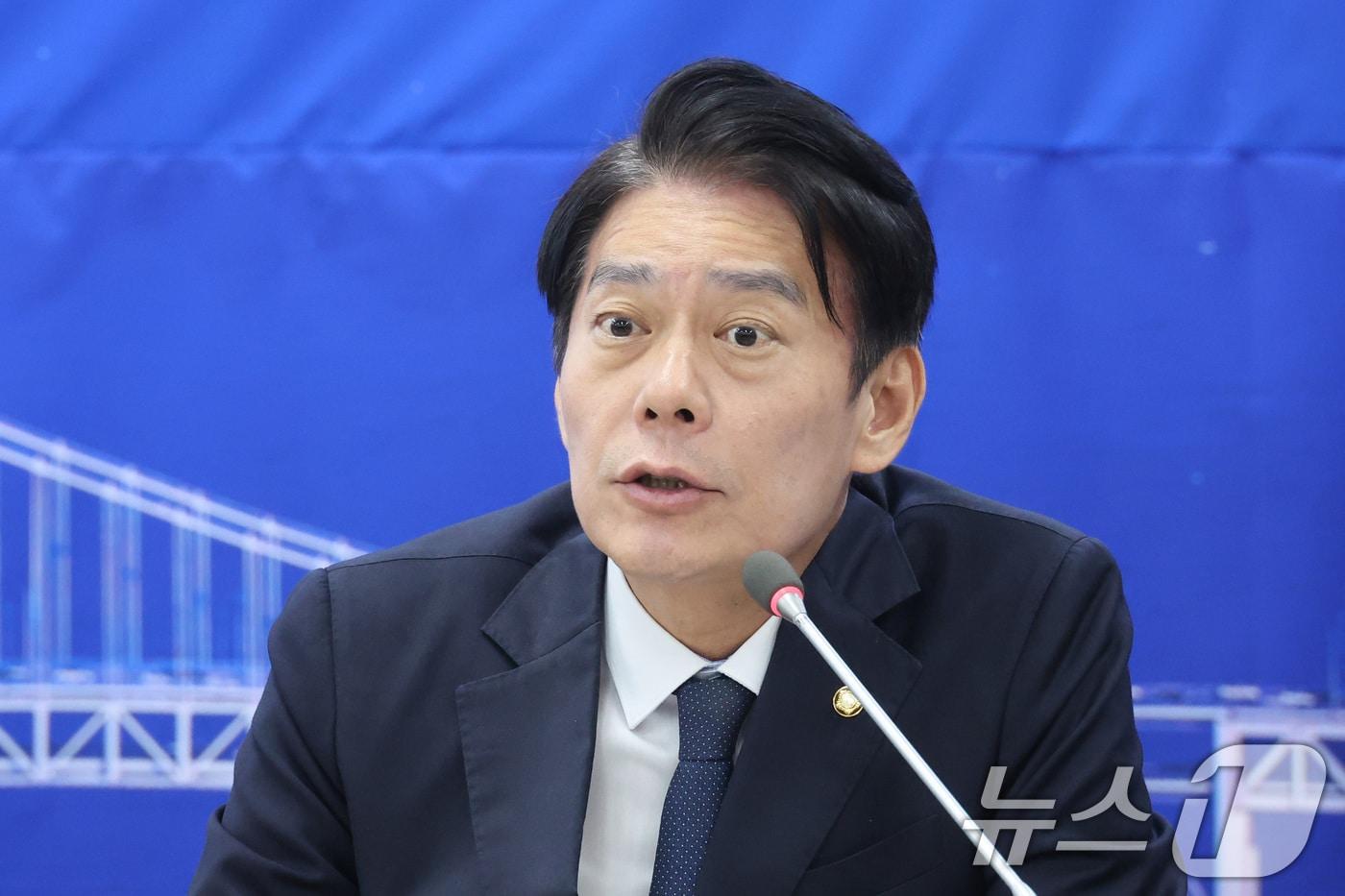본문 이미지 - 한민수 더불어민주당 최고위원이 19일 부산 동구 민주당 부산시당에서 열린 현장 최고위원회의에서 발언하고 있다. 2026.8.19 ⓒ 뉴스1 신웅수 기자