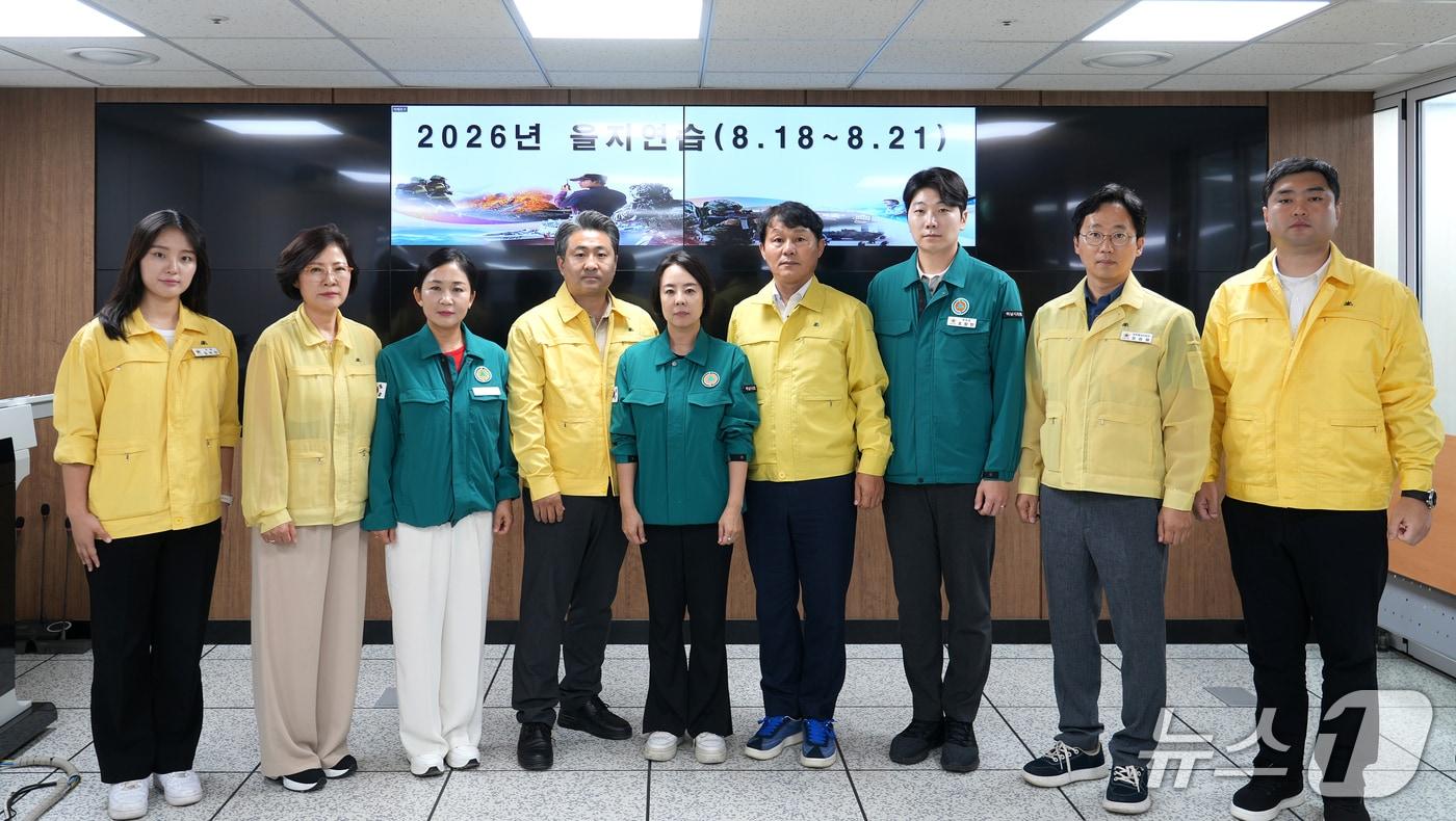 본문 이미지 - 경기 하남시의회 의원들은 18일 2026 을지연습 전시종합상황실이 마련된 시청 상황실을 찾아 을지연습 비상대비태세를 점검했다.(하남시 제공. 재판매 및 DB 금지)/뉴스1 