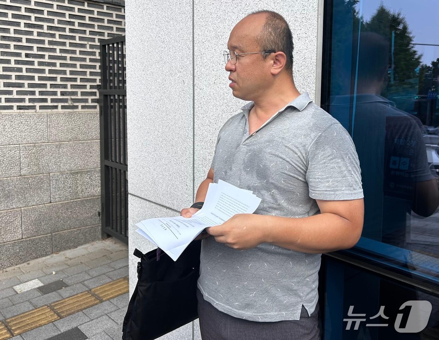 본문 이미지 - 민경권 대한민국주주운동본부 대표가 19일 경기남부경찰청에서 고발인 조사에 앞서 기자회견을 열고 입장문을 발표하고 있다. ⓒ 2026.8.19/뉴스1 이동건 수습기자