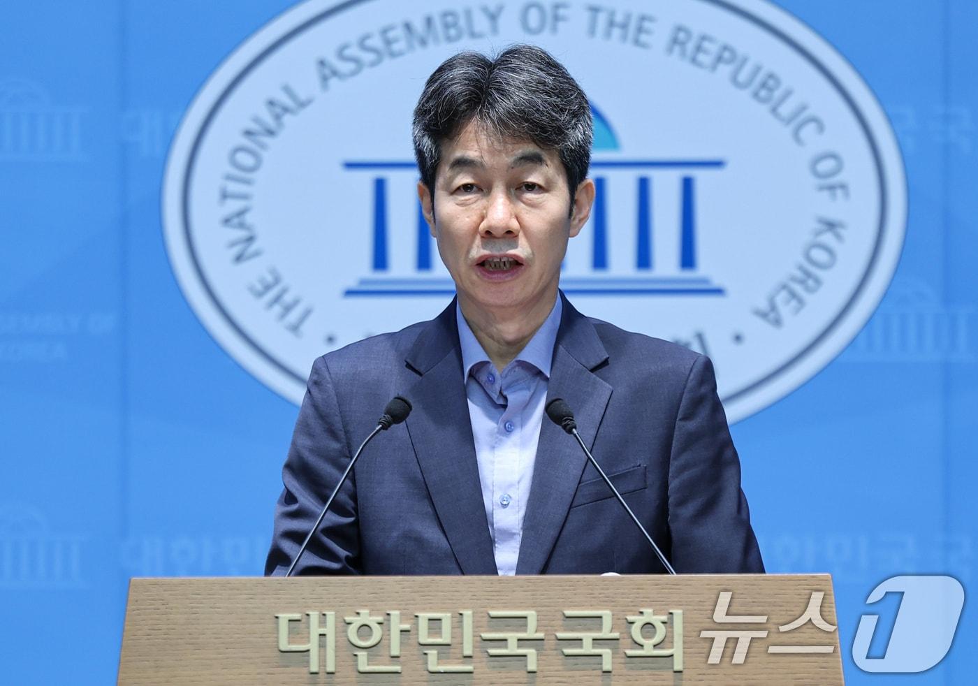 본문 이미지 - 윤건영 더불어민주당 의원이 19일 서울 여의도 국회 소통관에서 윤석열 정부 국정원의 계엄 사전 공모 의혹 및 조직적 계엄 가담 의혹 관련 기자회견을 하고 있다. 2026.8.19 ⓒ 뉴스1 김도우 기자