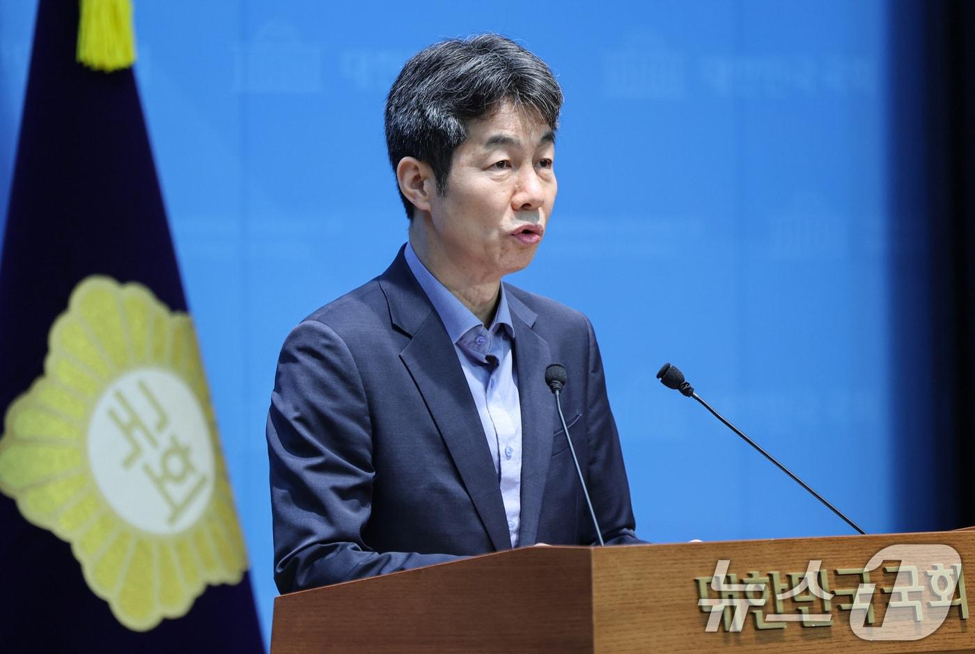 본문 이미지 - 윤건영 더불어민주당 의원이 19일 서울 여의도 국회 소통관에서 윤석열 정부 국정원의 계엄 사전 공모 의혹 및 조직적 계엄 가담 의혹 관련 기자회견을 하고 있다. 2026.8.19 ⓒ 뉴스1 김도우 기자