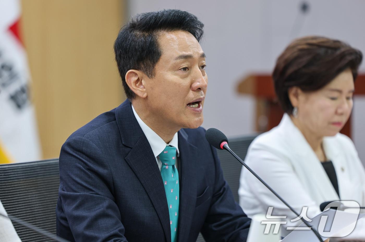 본문 이미지 - 오세훈 서울시장이 19일 서울 여의도 국회에서 열린 '8.13 부동산 대책 무엇이 문제인가' 토론회에 참석해 인사말을 하고 있다. 2026.8.19 ⓒ 뉴스1 김도우 기자