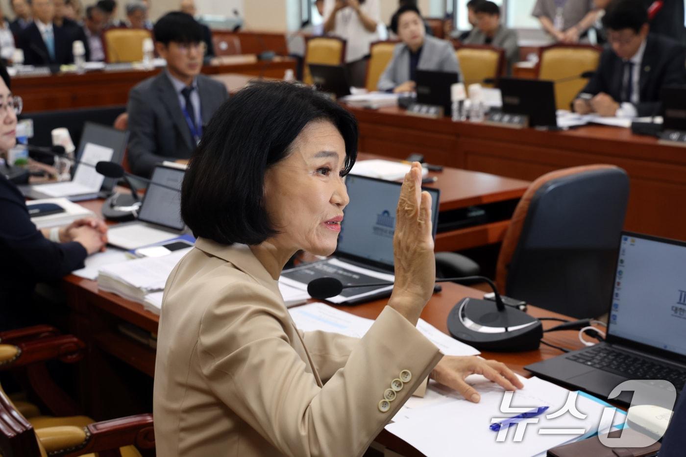 본문 이미지 - 이진숙 국민의힘 의원이 19일 오전 서울 여의도 국회에서 열린 과학기술정보방송통신위원회 전체회의에서 신상발언을 요구하고 있다. 2026.8.19 ⓒ 뉴스1 황기선 기자