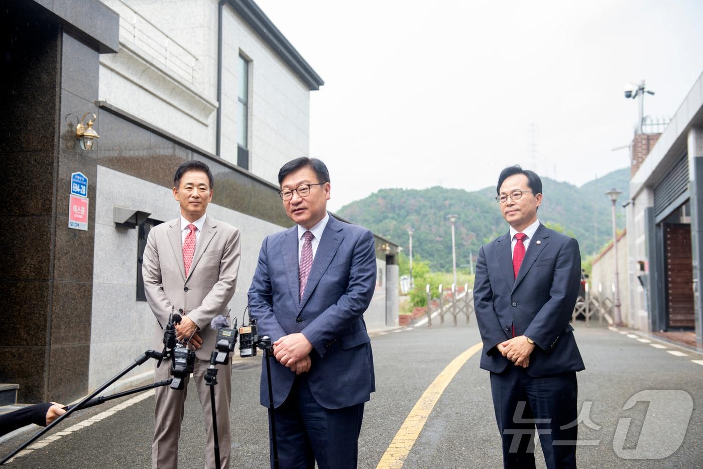 본문 이미지 - 정점식 국민의힘 원내대표(가운데)가 19일 오전 대구 달성군 유가읍 박근혜 전 대통령 사저를 예방한 뒤 취재진의 질문에 답하고 있다. 왼쪽은 유영하 의원, 오른쪽은 윤용근 원내대표 비서실장. 2026.8.19 ⓒ 뉴스1 이성덕 기자