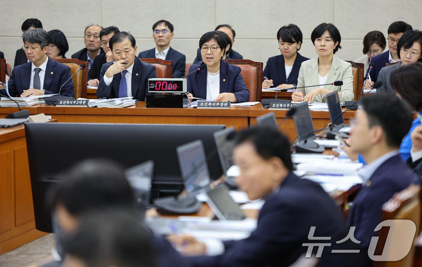 본문 이미지 - 정은경 보건복지부 장관이 19일 서울 여의도 국회에서 열린 보건복지위원회 전체회의에서 의원 질의에 답하고 있다. 2026.8.19 ⓒ 뉴스1 김도우 기자