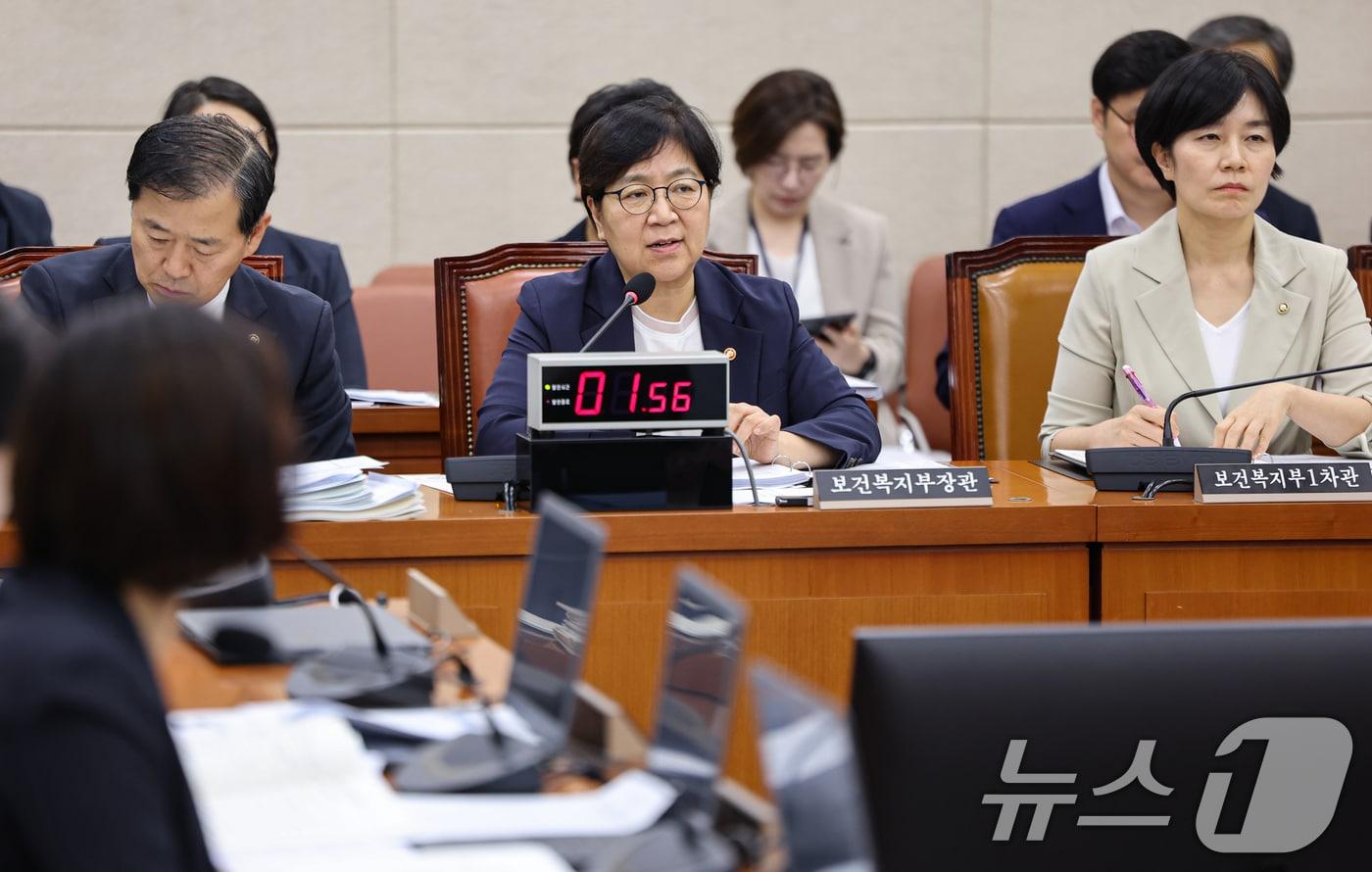본문 이미지 - 정은경 보건복지부 장관이 19일 서울 여의도 국회에서 열린 보건복지위원회 전체회의에서 의원 질의에 답하고 있다. 2026.8.19 ⓒ 뉴스1 김도우 기자