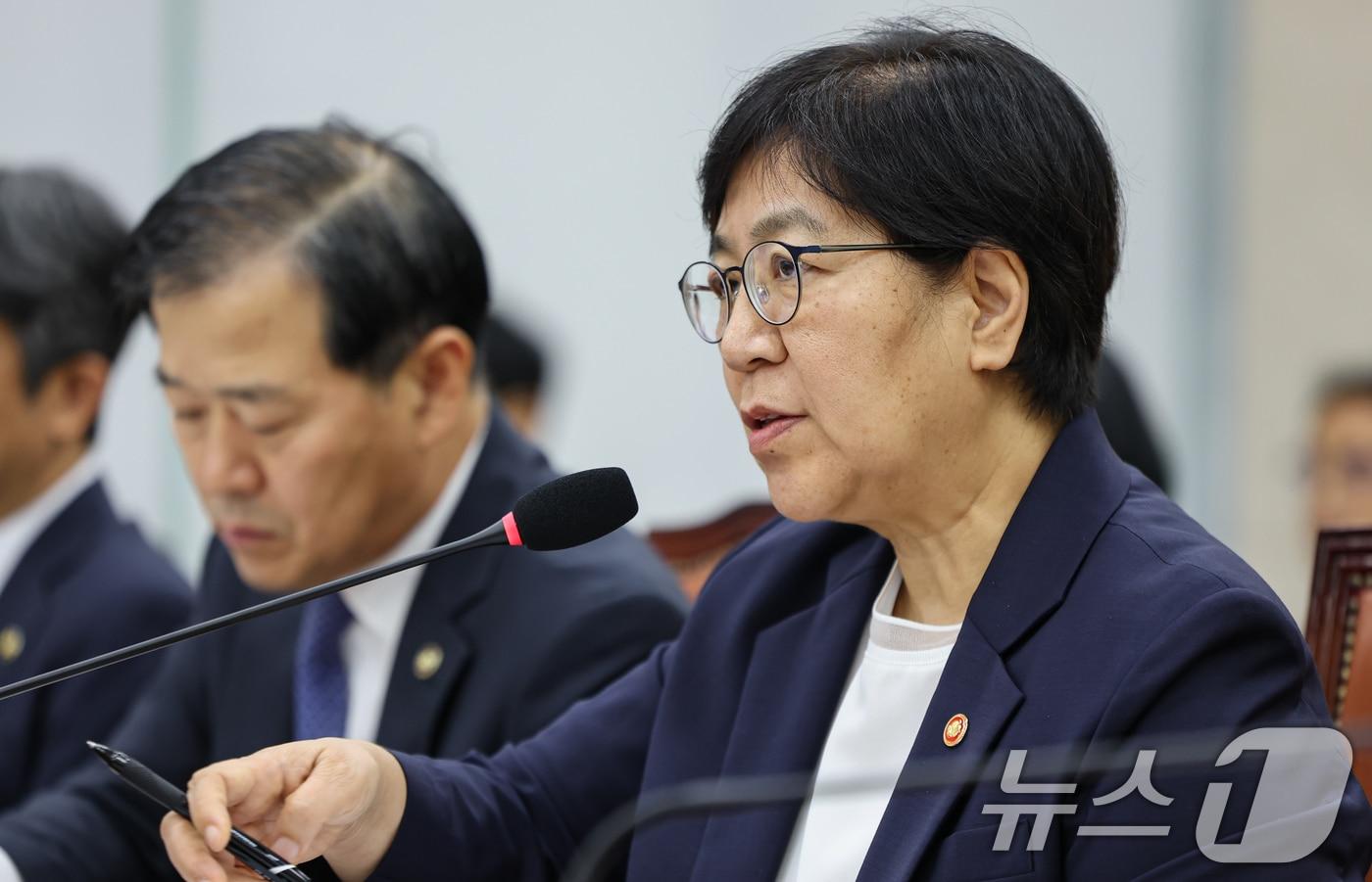 본문 이미지 - 정은경 보건복지부 장관이 19일 서울 여의도 국회에서 열린 보건복지위원회 전체회의에서 의원 질의에 답하고 있다. ⓒ 뉴스1 김도우 기자