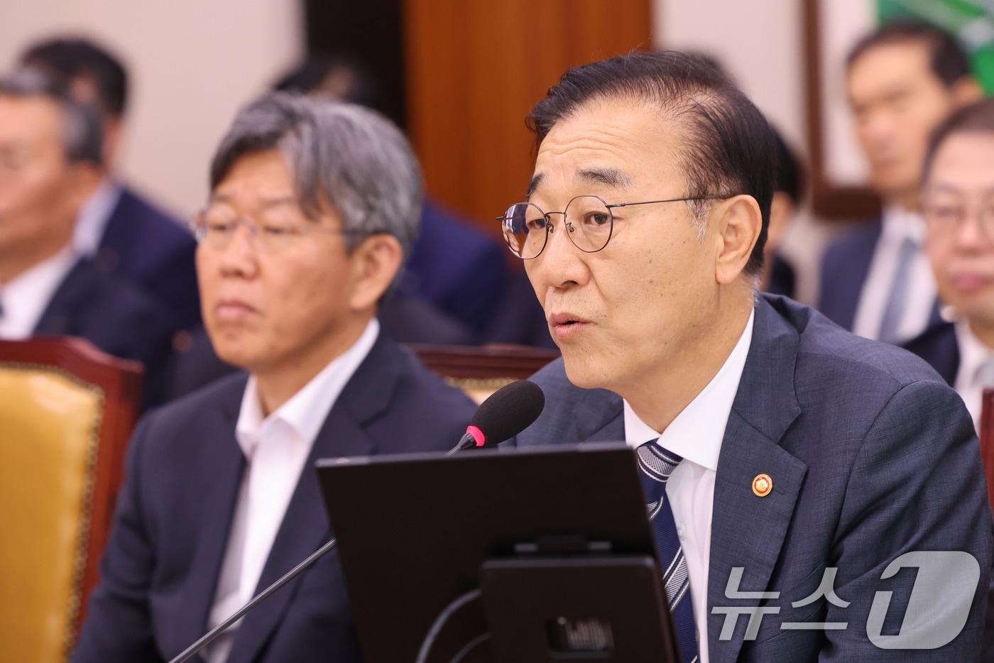 본문 이미지 - 김윤덕 국토교통부 장관이 19일 오전 서울 여의도 국회에서 열린 국토교통위원회 전체회의에서 의원질의에 답하고 있다. 2026.8.19 ⓒ 뉴스1 황기선 기자
