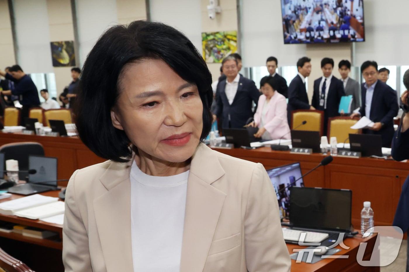 본문 이미지 - 이진숙 국민의힘 의원이 19일 오전 서울 여의도 국회에서 열린 과학기술정보방송통신위원회 전체회의에서 정회 후 회의장을 나서고 있다. 2026.8.19 ⓒ 뉴스1 황기선 기자