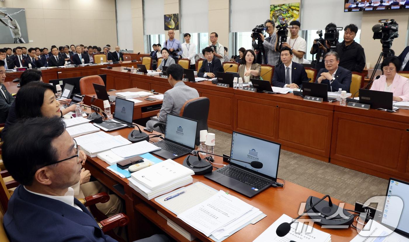 본문 이미지 - 더불어민주당 과방위 소속 의원들이 지난 19일 오전 서울 여의도 국회에서 열린 과학기술정보방송통신위원회 전체회의에서 이진숙 국민의힘 의원 발언에 항의하고 있다. 2026.8.19 ⓒ 뉴스1 황기선 기자